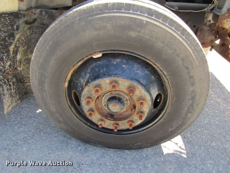 image for item FD9485 1989 Ford F700  bucket truck