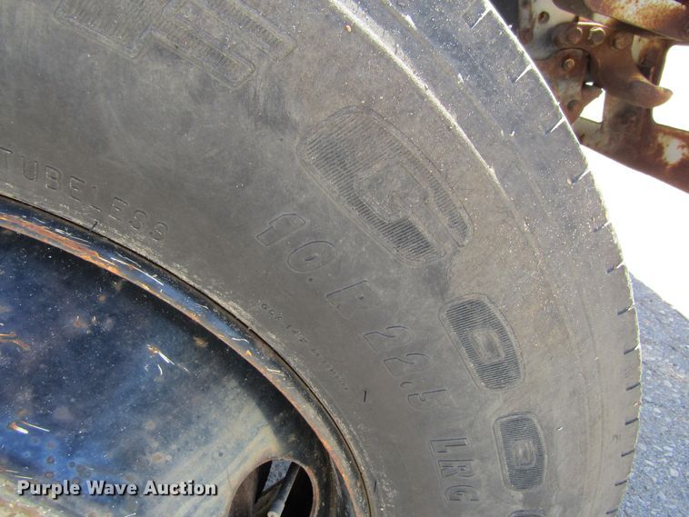 image for item FD9485 1989 Ford F700  bucket truck