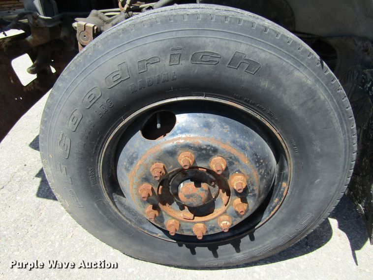 image for item FD9485 1989 Ford F700  bucket truck