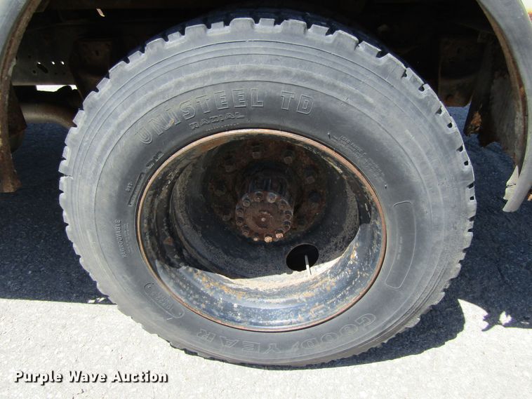 image for item FD9485 1989 Ford F700  bucket truck