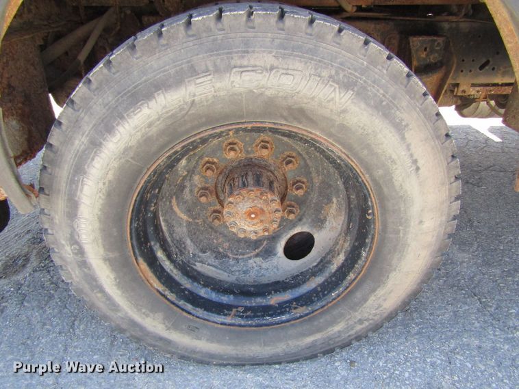 image for item FD9485 1989 Ford F700  bucket truck