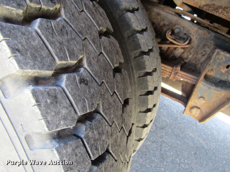 image for item FD9485 1989 Ford F700  bucket truck