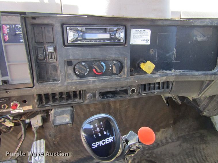 image for item FD9488 1995 International 4700  utility truck