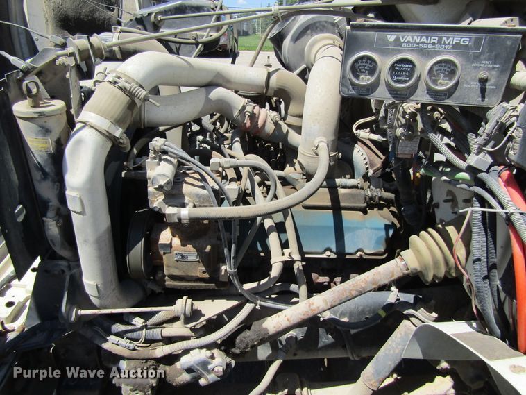 image for item FD9488 1995 International 4700  utility truck