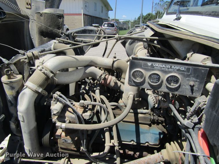 image for item FD9488 1995 International 4700  utility truck