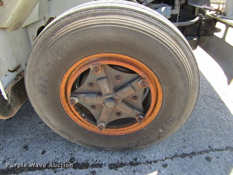 image for item FD9488 1995 International 4700  utility truck