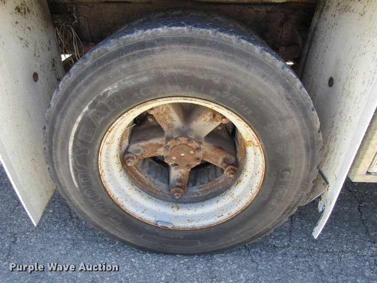 image for item FD9488 1995 International 4700  utility truck