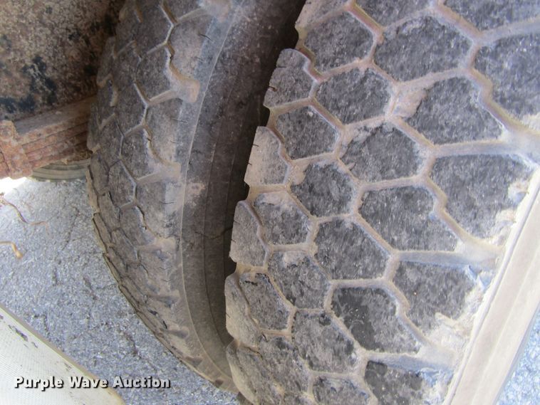 image for item FD9488 1995 International 4700  utility truck