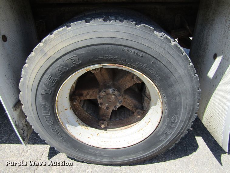 image for item FD9488 1995 International 4700  utility truck