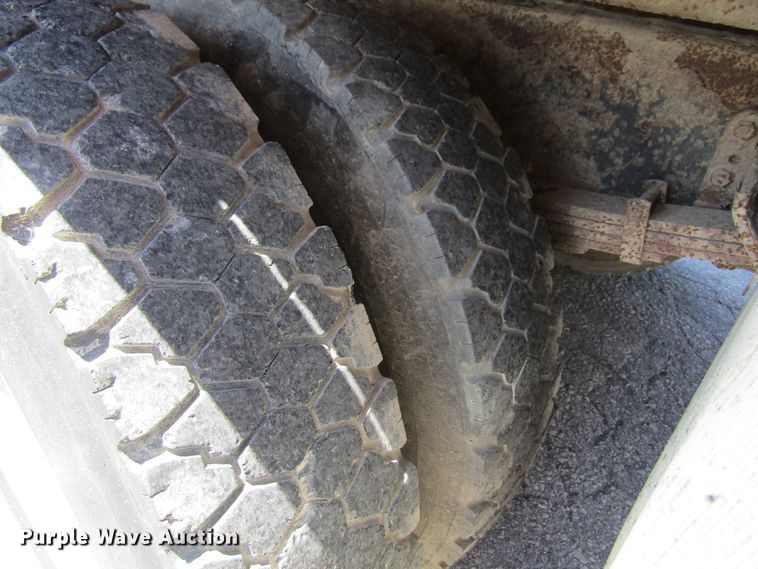 image for item FD9488 1995 International 4700  utility truck