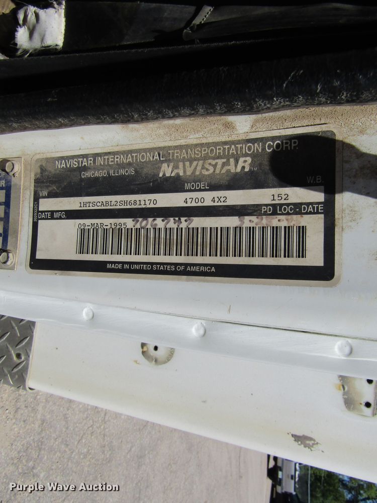 image for item FD9488 1995 International 4700  utility truck