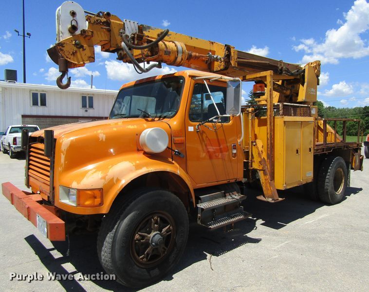 image for item FD9499 1991 International 4900  digger derrick truck