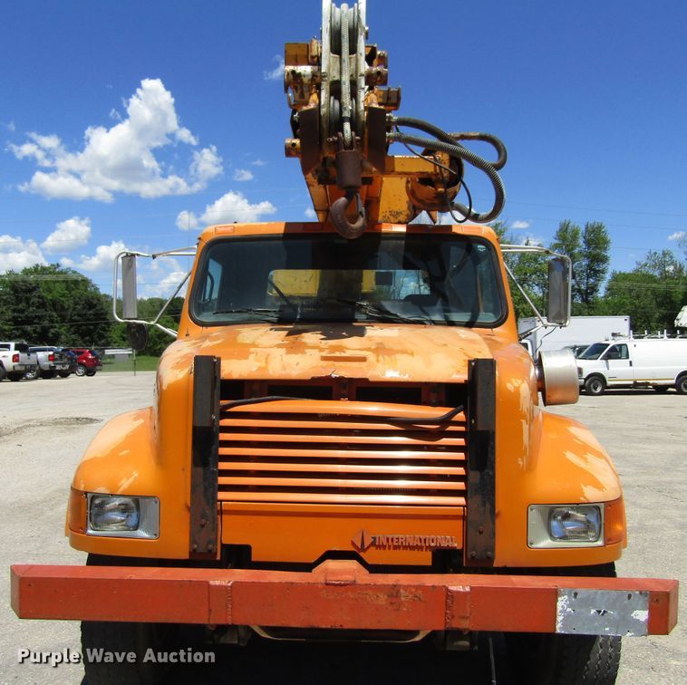 image for item FD9499 1991 International 4900  digger derrick truck