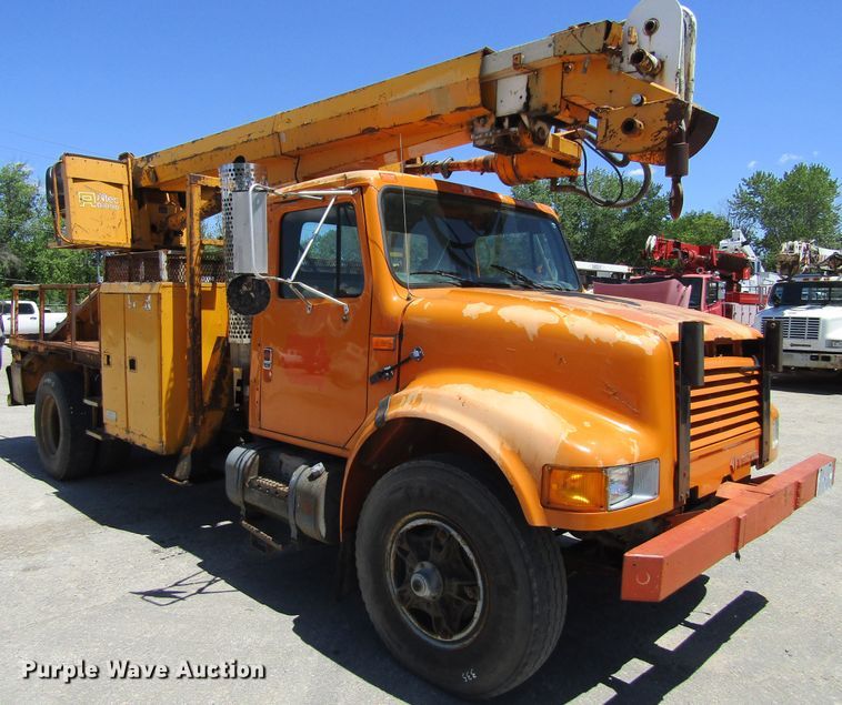 image for item FD9499 1991 International 4900  digger derrick truck