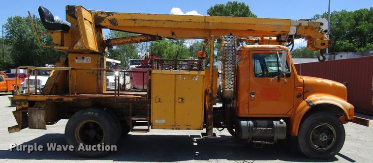 image for item FD9499 1991 International 4900  digger derrick truck