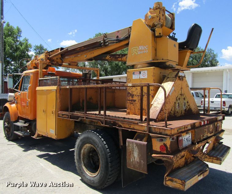 image for item FD9499 1991 International 4900  digger derrick truck