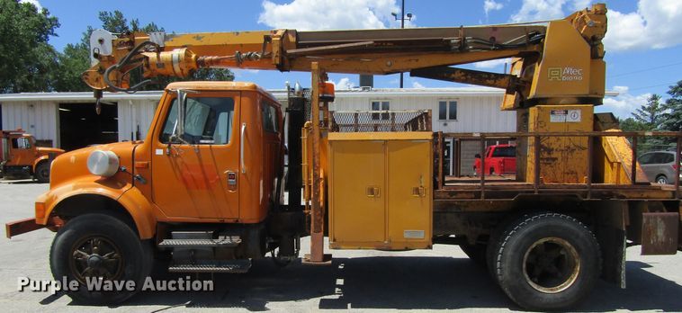 image for item FD9499 1991 International 4900  digger derrick truck
