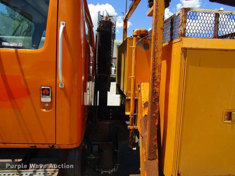 image for item FD9499 1991 International 4900  digger derrick truck