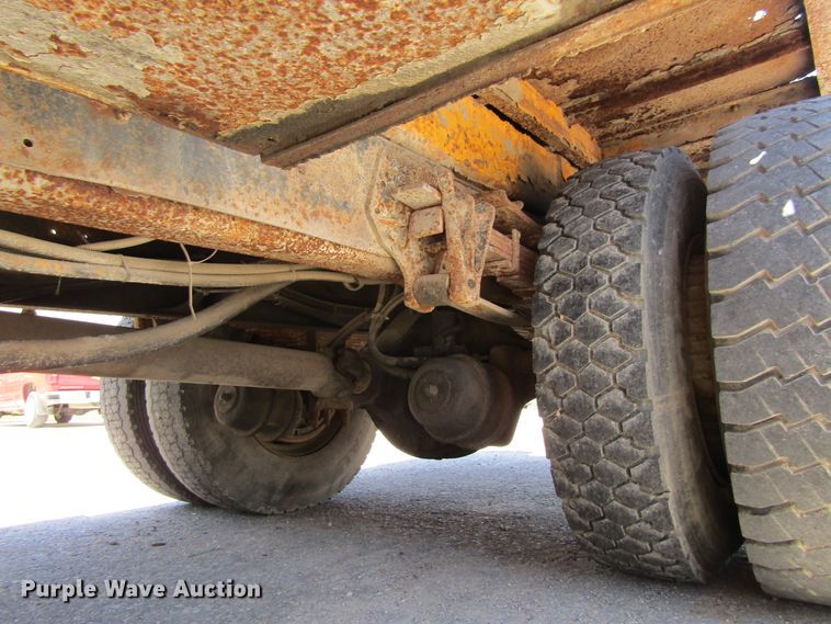 image for item FD9499 1991 International 4900  digger derrick truck