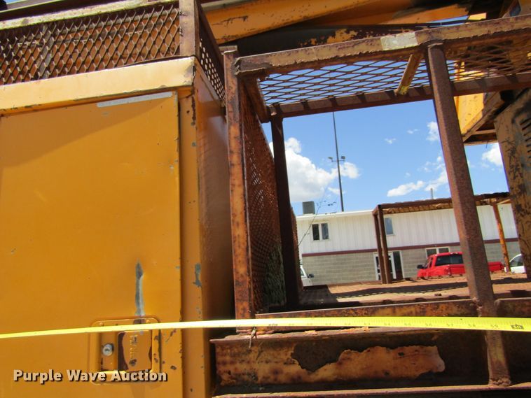 image for item FD9499 1991 International 4900  digger derrick truck