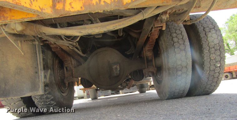 image for item FD9499 1991 International 4900  digger derrick truck