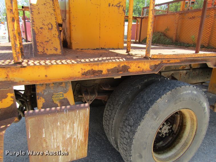 image for item FD9499 1991 International 4900  digger derrick truck