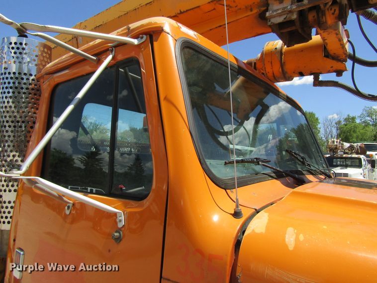 image for item FD9499 1991 International 4900  digger derrick truck