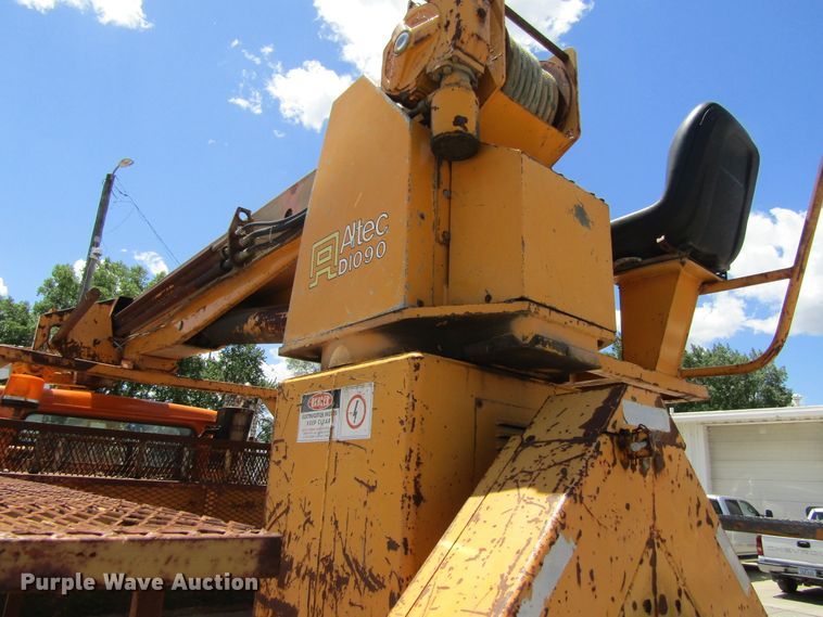 image for item FD9499 1991 International 4900  digger derrick truck