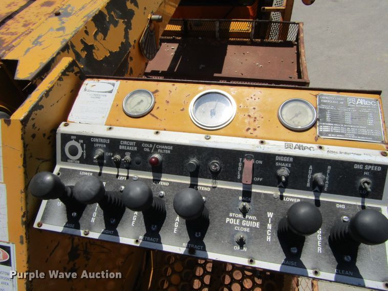 image for item FD9499 1991 International 4900  digger derrick truck