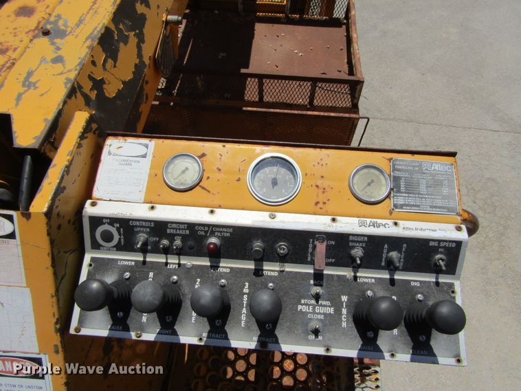 image for item FD9499 1991 International 4900  digger derrick truck