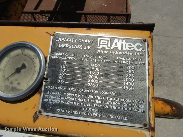 image for item FD9499 1991 International 4900  digger derrick truck