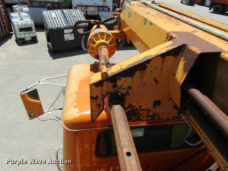 image for item FD9499 1991 International 4900  digger derrick truck