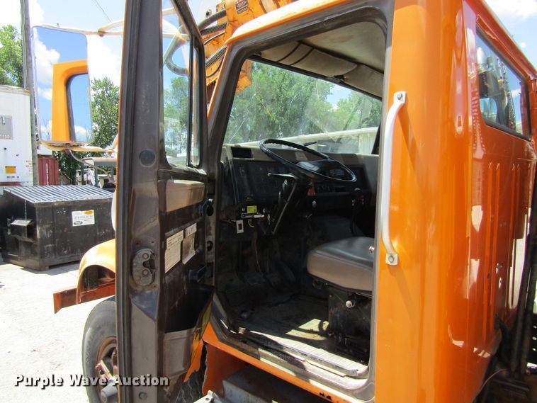 image for item FD9499 1991 International 4900  digger derrick truck