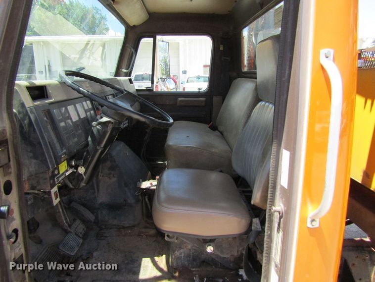 image for item FD9499 1991 International 4900  digger derrick truck