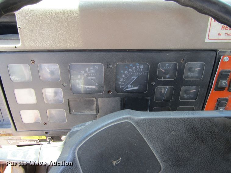 image for item FD9499 1991 International 4900  digger derrick truck