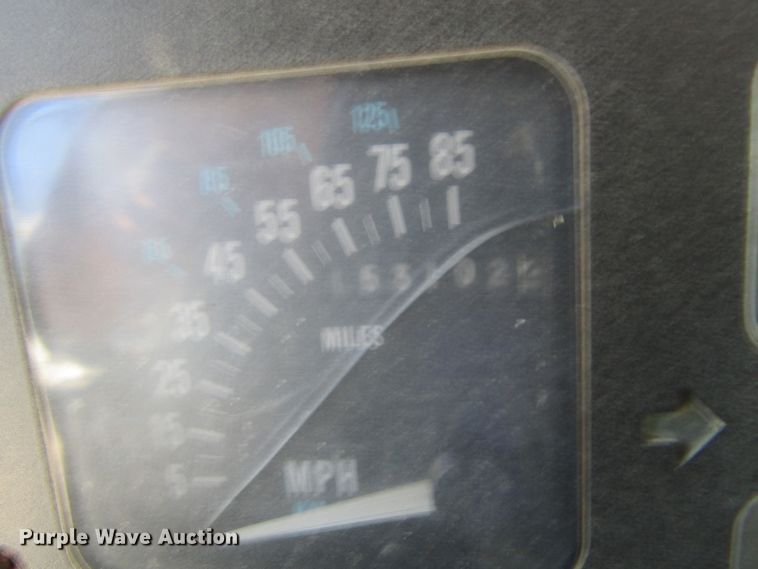 image for item FD9499 1991 International 4900  digger derrick truck