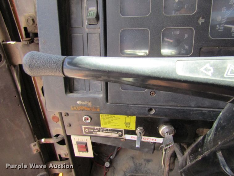 image for item FD9499 1991 International 4900  digger derrick truck