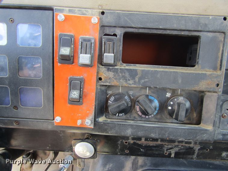 image for item FD9499 1991 International 4900  digger derrick truck