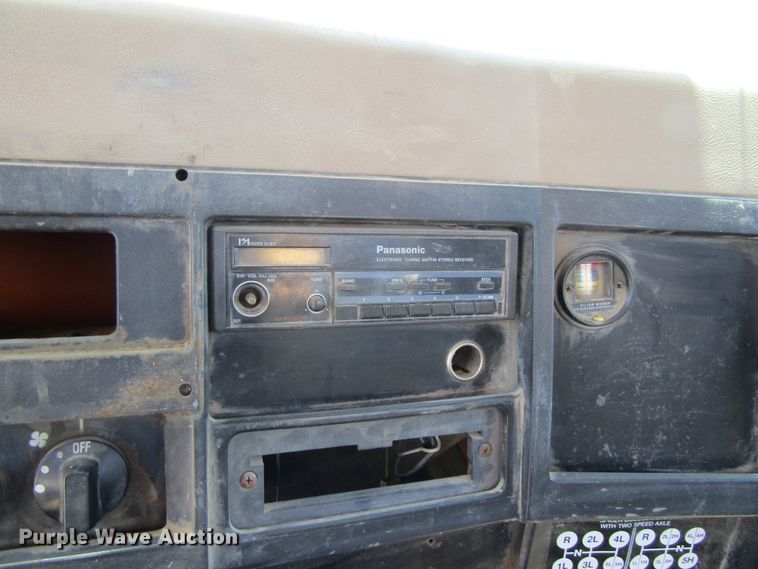 image for item FD9499 1991 International 4900  digger derrick truck