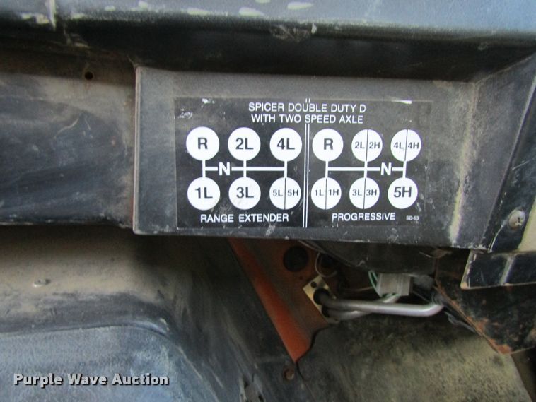 image for item FD9499 1991 International 4900  digger derrick truck