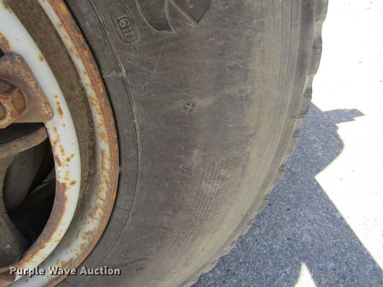 image for item FD9499 1991 International 4900  digger derrick truck