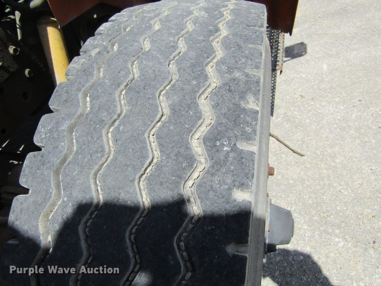 image for item FD9499 1991 International 4900  digger derrick truck