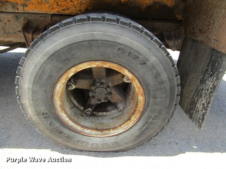 image for item FD9499 1991 International 4900  digger derrick truck