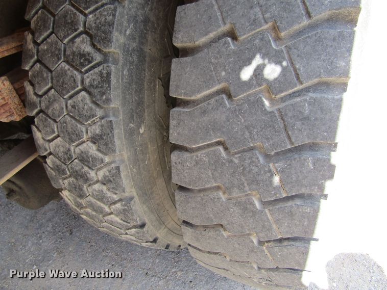 image for item FD9499 1991 International 4900  digger derrick truck