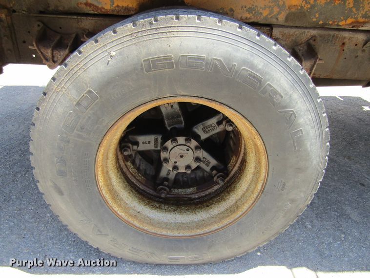 image for item FD9499 1991 International 4900  digger derrick truck