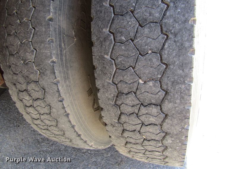 image for item FD9499 1991 International 4900  digger derrick truck