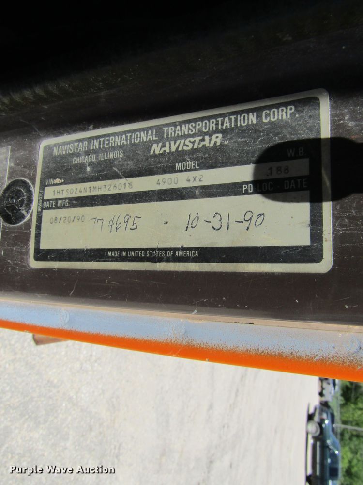 image for item FD9499 1991 International 4900  digger derrick truck