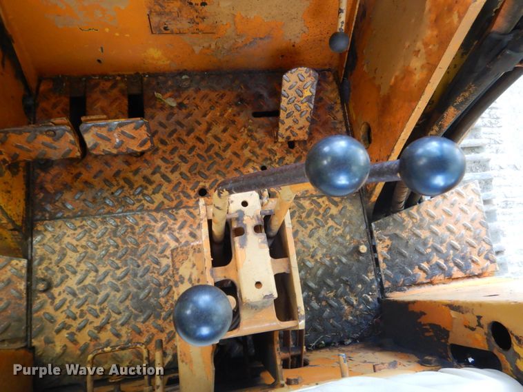 image for item FX9190 1974 Case 850  track loader