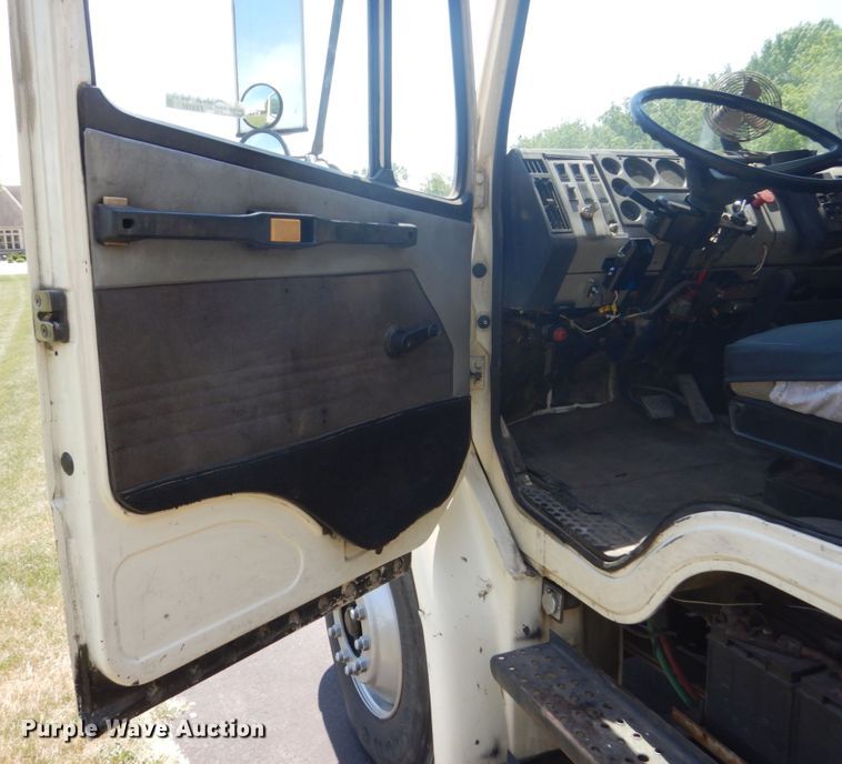 image for item FX9191 1992 Freightliner FL70  crane truck