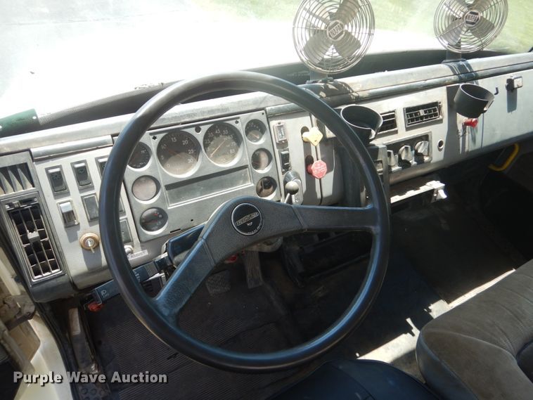 image for item FX9191 1992 Freightliner FL70  crane truck